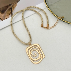 Goldener Spiralanhänger an gedrehter Seilkette mit verstellbarer Verlängerungskette