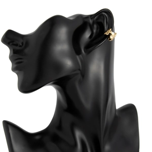 Detailansicht goldene Schmetterling Ohrmanschette am Modell, minimalistischer Blumenschmuck