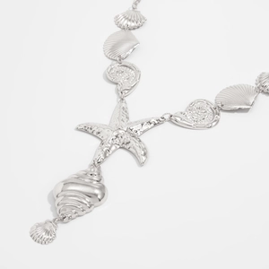 Dettaglio della collana con ciondolo a stella marina argento e charms a conchiglia