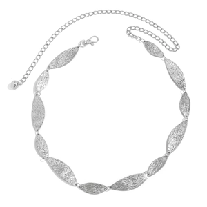 Detailansicht der silbernen Taillenkette mit Blattanhängern und gehämmerter Metallstruktur