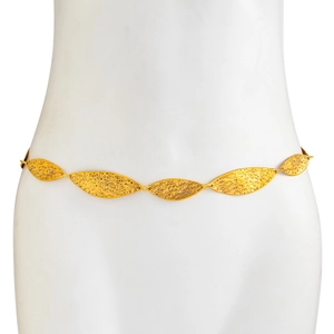 Detail der goldenen blattförmigen Taillenkette mit gehämmerter Metalloberfläche
