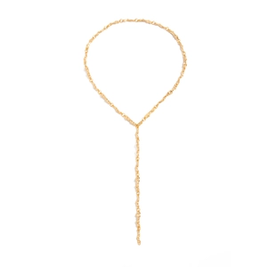 Dettaglio della collana lariat dorata con fiocco, croce e trama effetto lava fusa