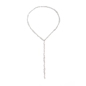 Dettaglio della collana lariat a Y argentata con maglie testurizzate organiche