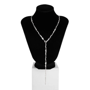 Collana a Y in argento con trama a lava presentata su un busto da esposizione nero