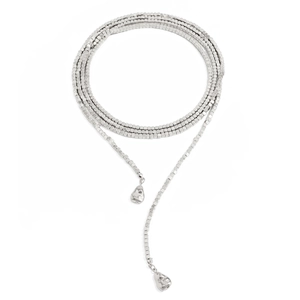 Detail van zilveren Y-ketting met metalen kubussen en organische hangers