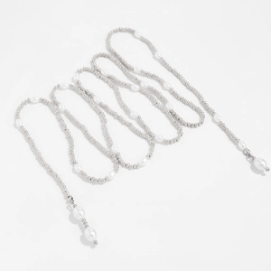 Detail van zilveren kralen en witte parels op een minimalistische Y-vormige lange ketting