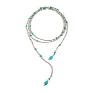 Detail van zilveren kralenketting met turquoise stenen en metalen kwastjes aan het eind