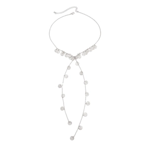 Detail van een lange zilveren ketting met gepolijste metalen schijfjes en een karabijnsluiting