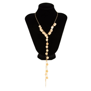 Detail van gouden gelaagde Y-ketting met gepolijste ronde muntkwastjes en kleine kralen