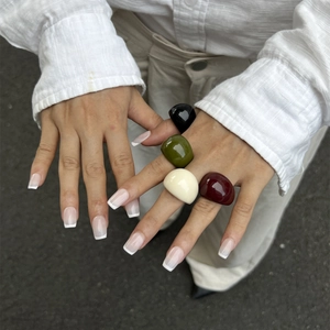 Bunte Retro-Breitbandringe aus Residen in Schwarz, Grün, Beige und Weinrot für Damen