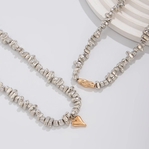 Collana di perle d'argento irregolari con ciondolo a cuore dorato e perle fluide