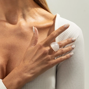 Nahaufnahme eines klobigen, durchscheinenden weißen Harz-Ringes für einen modernen Look