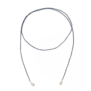 Detail van donkergrijze vierkante kralen op een Y-vormige ketting met zilveren hangers