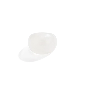 Makroaufnahme eines minimalistischen, lichtdurchlässigen weißen Harzrings mit glatter Form