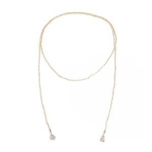 Detailopname van de lange kralenketting met druppelhangers en een minimalistisch ontwerp
