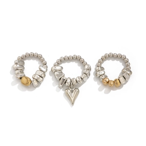 Set di tre anelli elastici con perline argentate e ciondoli a cuore in oro