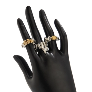 Dettaglio del ciondolo a cuore argento e collana di perle bicolore su modello a mano
