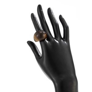 Makroaufnahme eines bernsteinfarbenen Harzrings mit polierter Cabochon-Oberfläche
