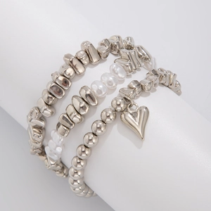 Dettaglio del set di bracciali con ciondolo a cuore, perle irregolari e perle barocche