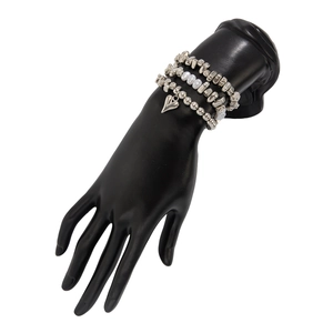 Dettaglio del ciondolo a cuore argento e perline CCB irregolari sul bracciale elastico