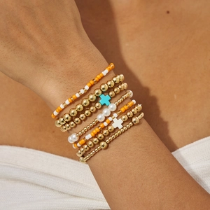 Bracelet bohème multicouches avec perles d'imitation, perles de rocaille et charm croix