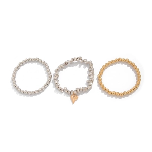Vista dettagliata del set di 3 braccialetti con perline oro e argento e ciondolo a cuore