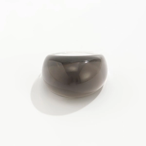 Makroaufnahme eines rauchgrauen, lichtdurchlässigen Acrylrings mit glatter Oberfläche