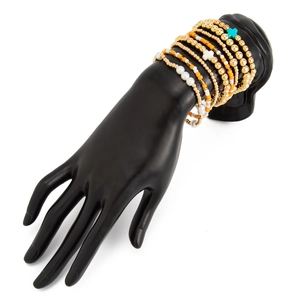 Détail de bracelets perlés bohèmes multicouches avec perles dorées et breloques en croix