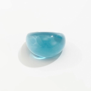 Nahaufnahme eines klobigen, transluzenten blauen Acryl-Domrings mit glänzender Oberfläche