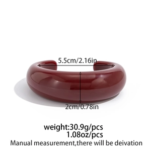 Dettaglio del bracciale in resina bordeaux con diametro di 5,5cm e larghezza di 2cm