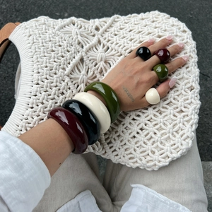 Set bracciale rigido e anello in resina retrò in vari colori vintage lucidi