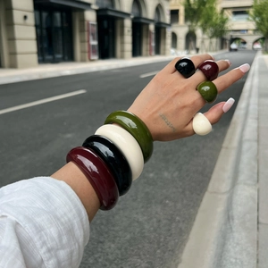 Bracciale Rigido Aperto in Resina Spessa Stile Francese Vintage per Donna Anello a Cupola in Acrilico Lucido Tinta Unita