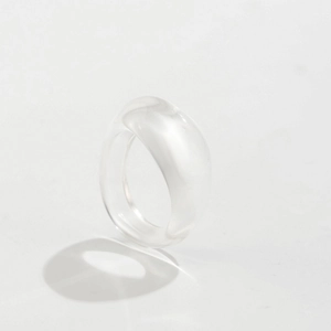 Nahaufnahme eines transparenten Harzrings mit minimalistischem Design und klarer Textur