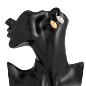Bagues d'oreilles polies or et argent en forme de haricot sur présentoir