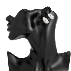 Gros plan d'une boucle d'oreille géométrique argentée polie sur un mannequin noir