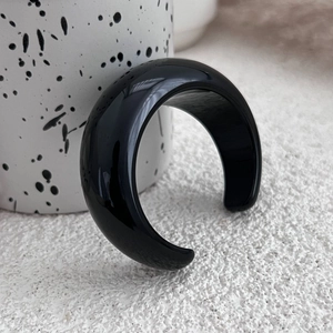 Bracciale rigido aperto in resina nera lucida con finitura a specchio minimalista