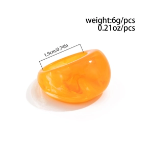 Detail eines orangefarbenen Harzrings mit 1,9cm Innendurchmesser und 6g Gewicht