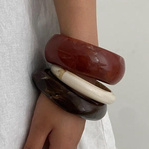 Three-piece retro resin bangle set in tortoiseshell, cream and red-brown textured finish
