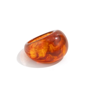 Durchsichtiger Bernstein-Harzring mit Marmor-Muster und minimalistischem klobigem Design