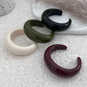 Bracciali rigidi spessi in resina minimalista nei colori crema verde nero e bordeaux