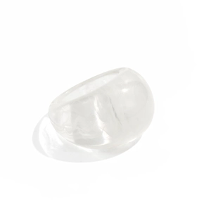 Detailansicht eines transparenten Harz-Breitbandrings mit glatter, glänzender Oberfläche