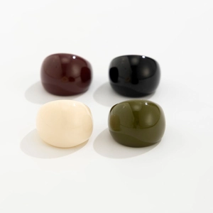 Set di quattro anelli spessi minimalisti in resina bordeaux, nero, crema e oliva