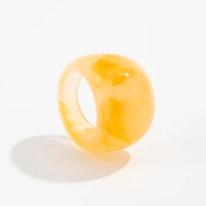 Nahaufnahme der bernsteinfarbenen Resin-Ring mit Marmortextur und polierter Oberfläche