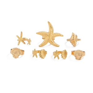 Goldfarbenes Ring-Set mit Seestern- und Muscheldesign auf weißem Hintergrund