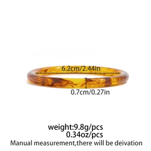 Dimensioni dettagliate del bracciale in resina ambra con diametro 6,2 cm e peso di 9,8 g