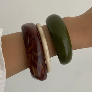 Retro resin bangle set in tortoiseshell and dark green marble finish on a wrist