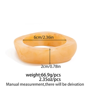 Dettaglio del bracciale in resina ambrata con dimensioni diametro interno 6cm e larghezza 2cm