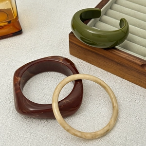 Retro resin bangle set featuring olive green C-shape and tortoiseshell texture bracelets