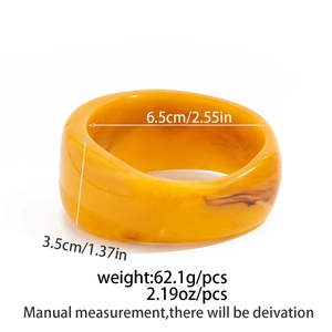 Dettaglio del bracciale in resina ambrata con dimensioni diametro 6,5 cm e larghezza 3,5 cm