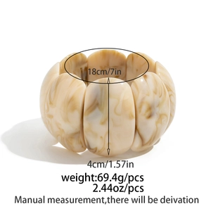 Macro shot of resin bangle with marble texture showing 18cm diameter and 4cm width specs